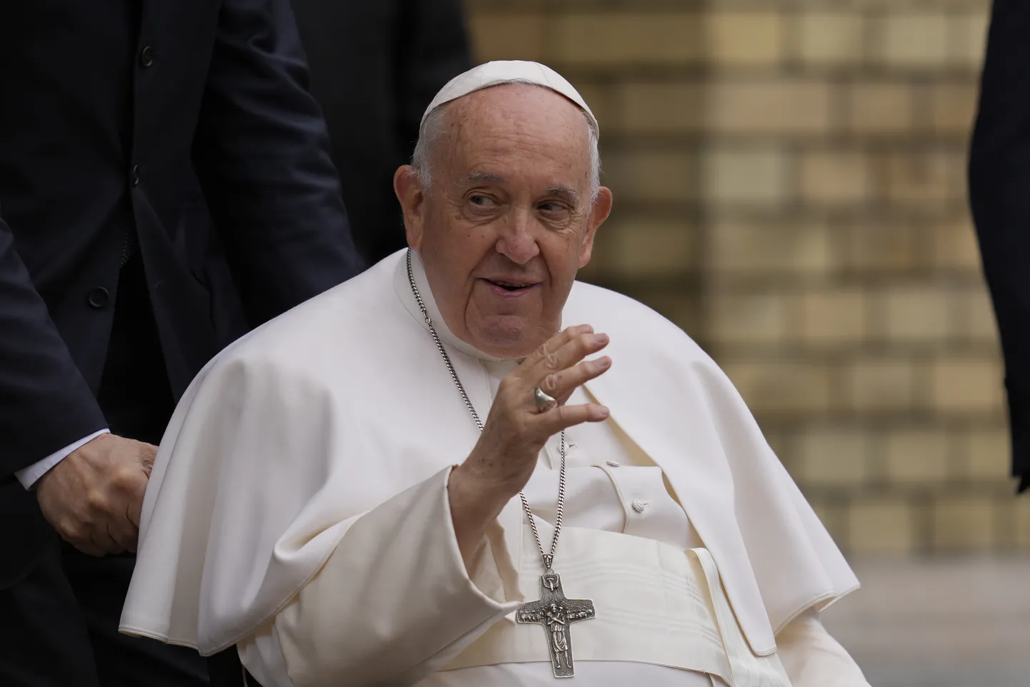 Paavst Franciscus pärast vaestega kohtumist Budapestis. 29. aprill 2023.
