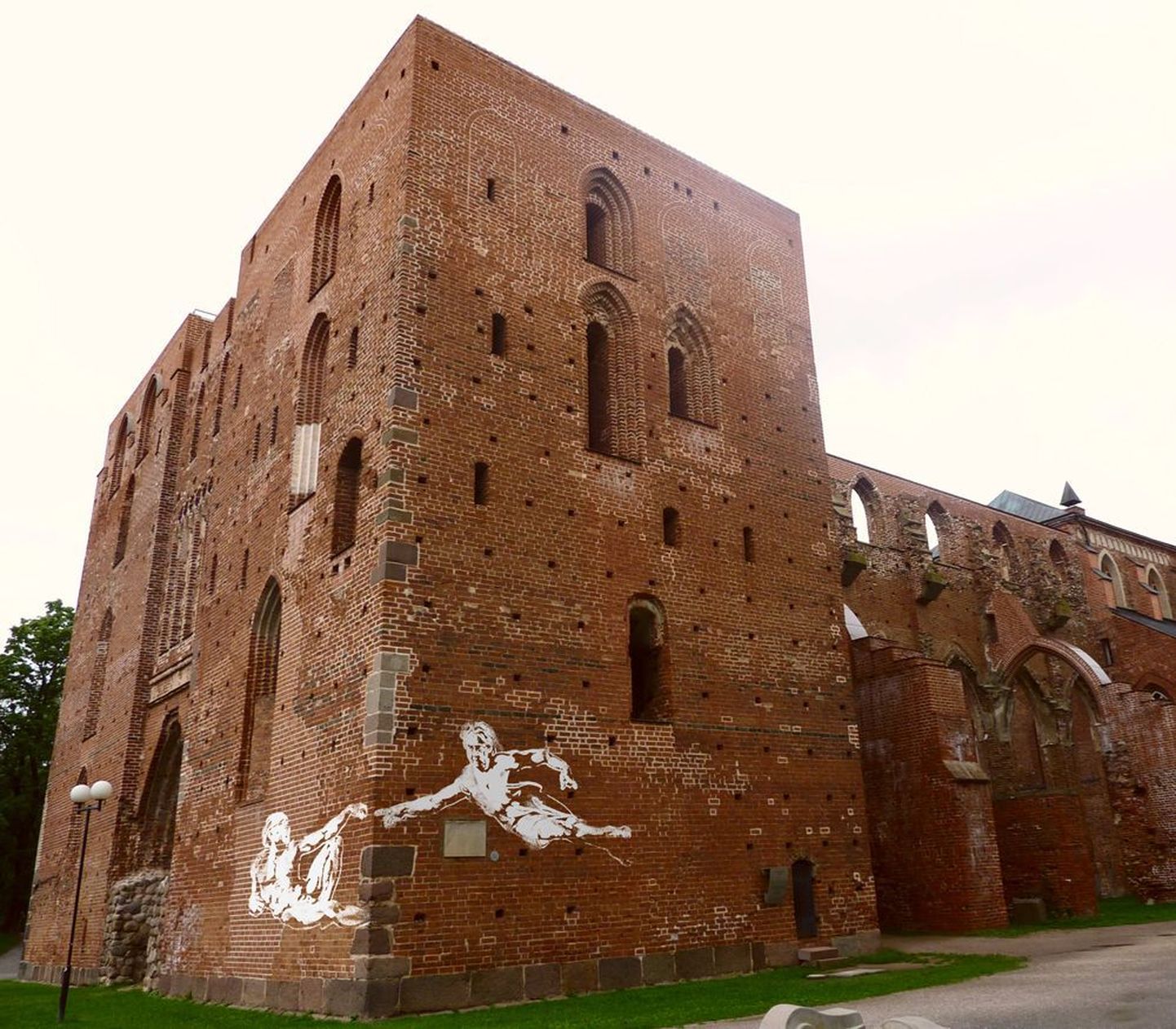 Tartlase saadetud fotol on toomkiriku varemetel gräfiti Kaarel Irdist (ülal) ja Voldemar Pansost.
