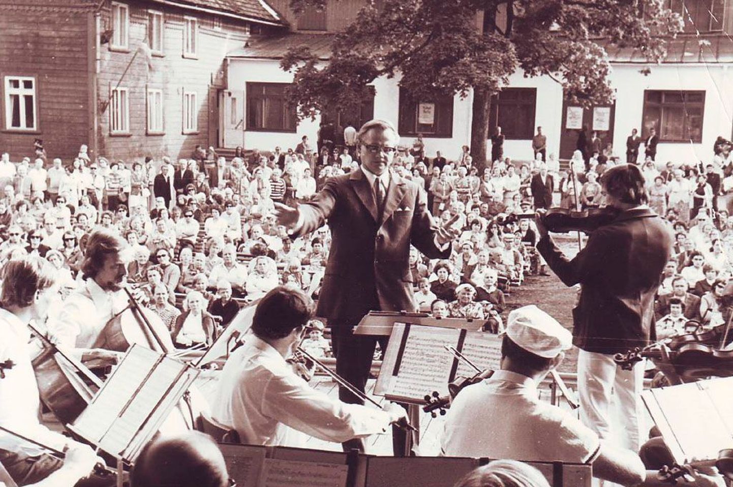 Ilmar Tõnissonita oleks sümfoonilise muusika traditsioon Pärnus vähemalt kahekümneks aastaks katkenud. Suvemuusika kontsert 1970. aastate alguses ranna kõlakojas.