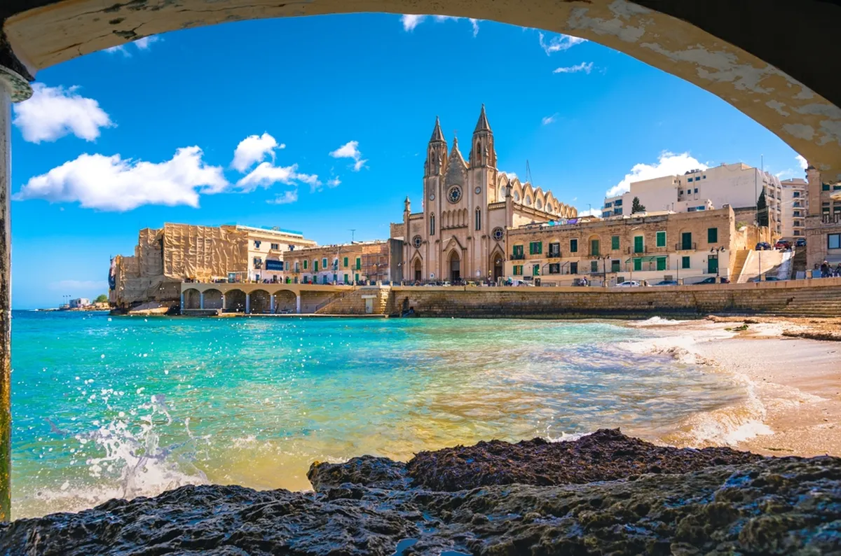 Saint Juliani linn Malta idaosas, mis on tuntud turismile orienteeritud ettevõtete poolest, nagu hotellid, restoranid ja ööklubid, mis asuvad peamiselt Paceville'i nime all tuntud piirkonnas.