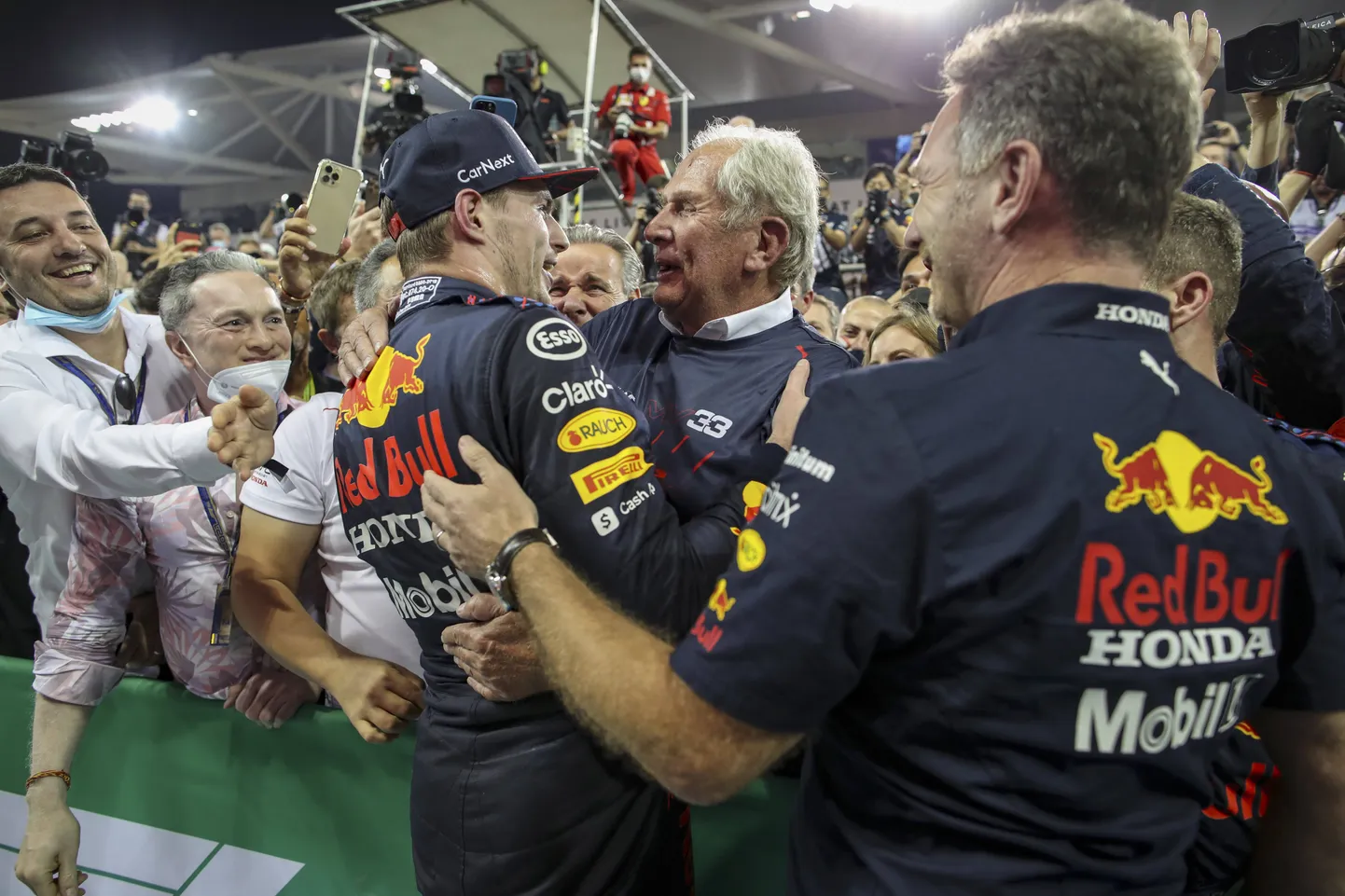 Helmut Marko embamas värsket ilmatšempionit Max Verstappenit.