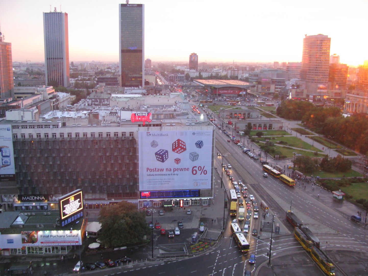 Varssavi kesklinn. Esiplaanil Olympic Casino reklaam, taamal raudtee keskvaksal ja hotell Marriott.