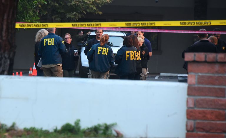 FBI esindajad Thosand Oakesis, mille Borderline Bar and Grill baaris leidis aset tulistamine
