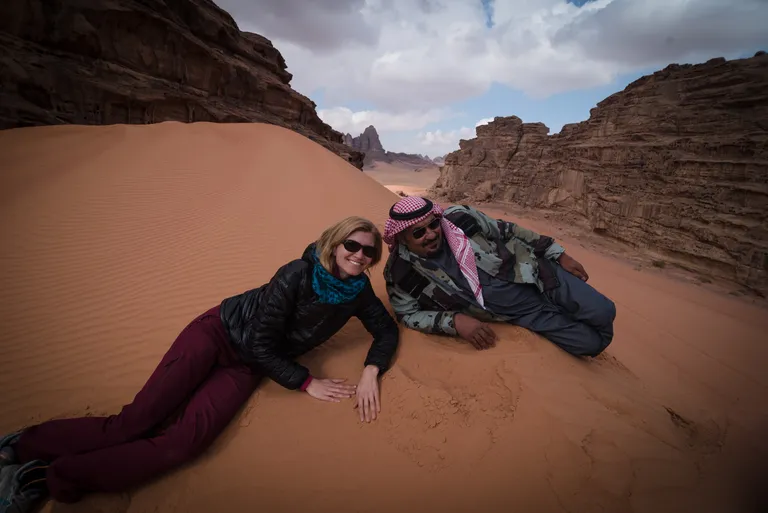 Kadri Kõusaar koos beduiinist giidiga 2019. aasta detsembris oma uusima filmi "Kõrb" jaoks võttekohti otsimas.