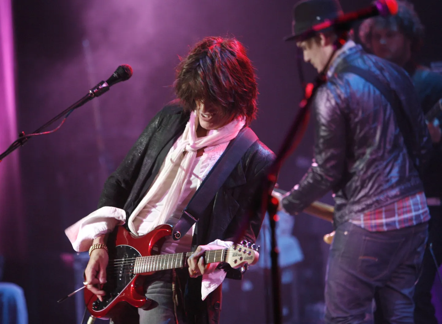 Joe Perry (esiplaanil) koos poegade Adriani (taga) ja Tony Perryga (keskel)