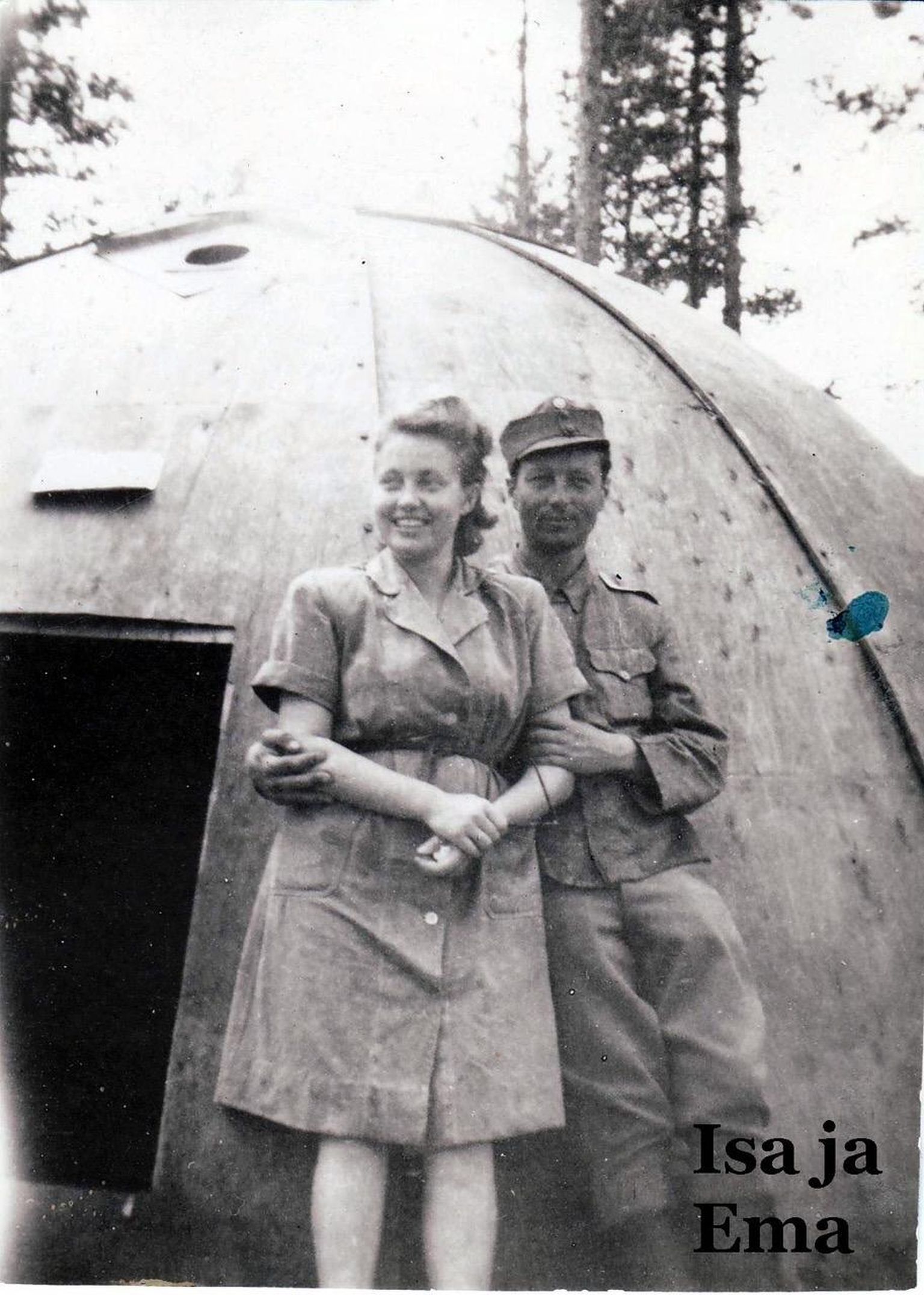 Jaan Uustalu vanemad vabatahtlikena Soomes 1944. aasta suvel. Isa Evald soomepoisina ja ema Vilja lotana