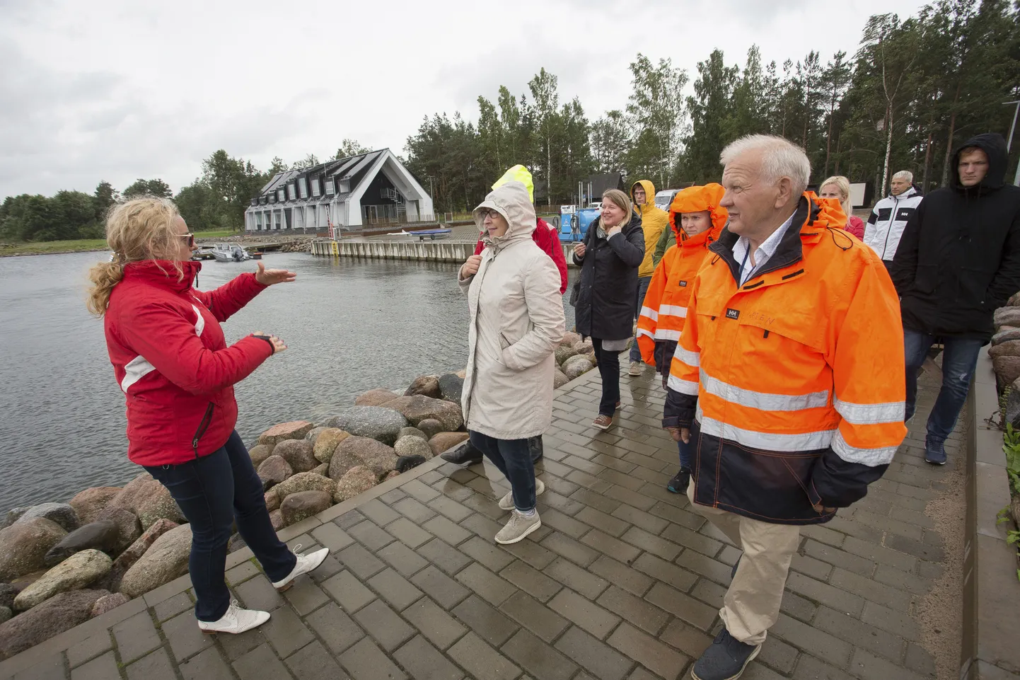 Külalised tundsid tugevast tuulest, vihmast ja kergelt mässavat iseloomu näitavast merest hoolimata ennast Eisma sadama promenaadil turvaliselt.