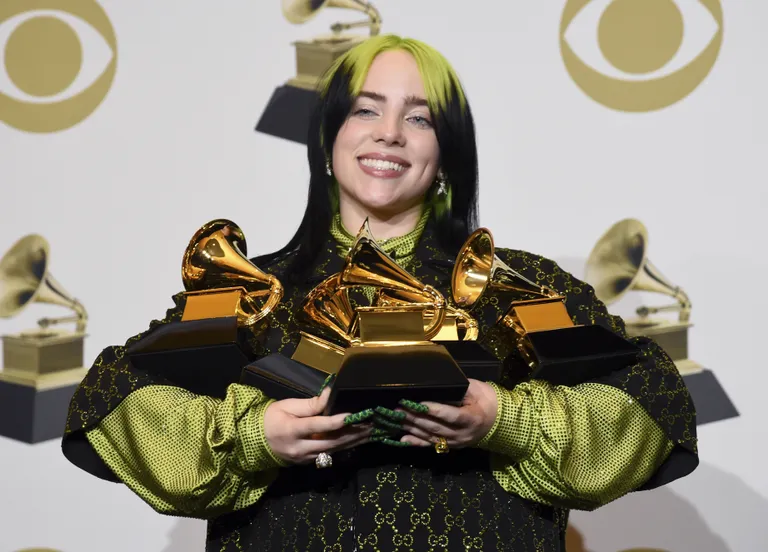Billie Eilish 2020. aasta jaanuaris pärast viie Grammy võitmist. Eilish on noorim ja ühtlasi alles teine artist, kes on võitnud Grammy korraga neljas põhikategoorias.