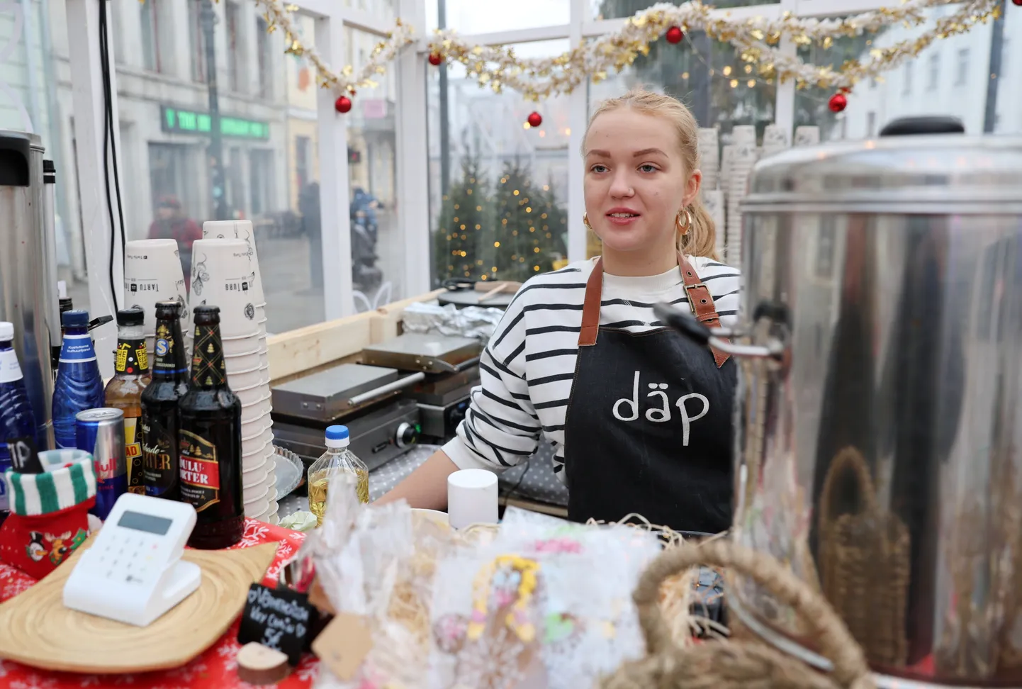 Kohviku däp teenindaja Keiri Rebase sõnul on huvi sooja kakao ja vahvlite vastu olnud tänavu suur.