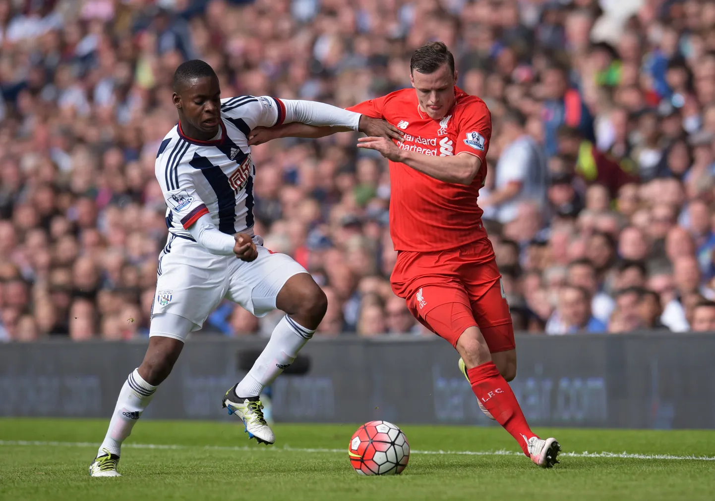 Brad Smith (paremal) Liverpooli särgis.