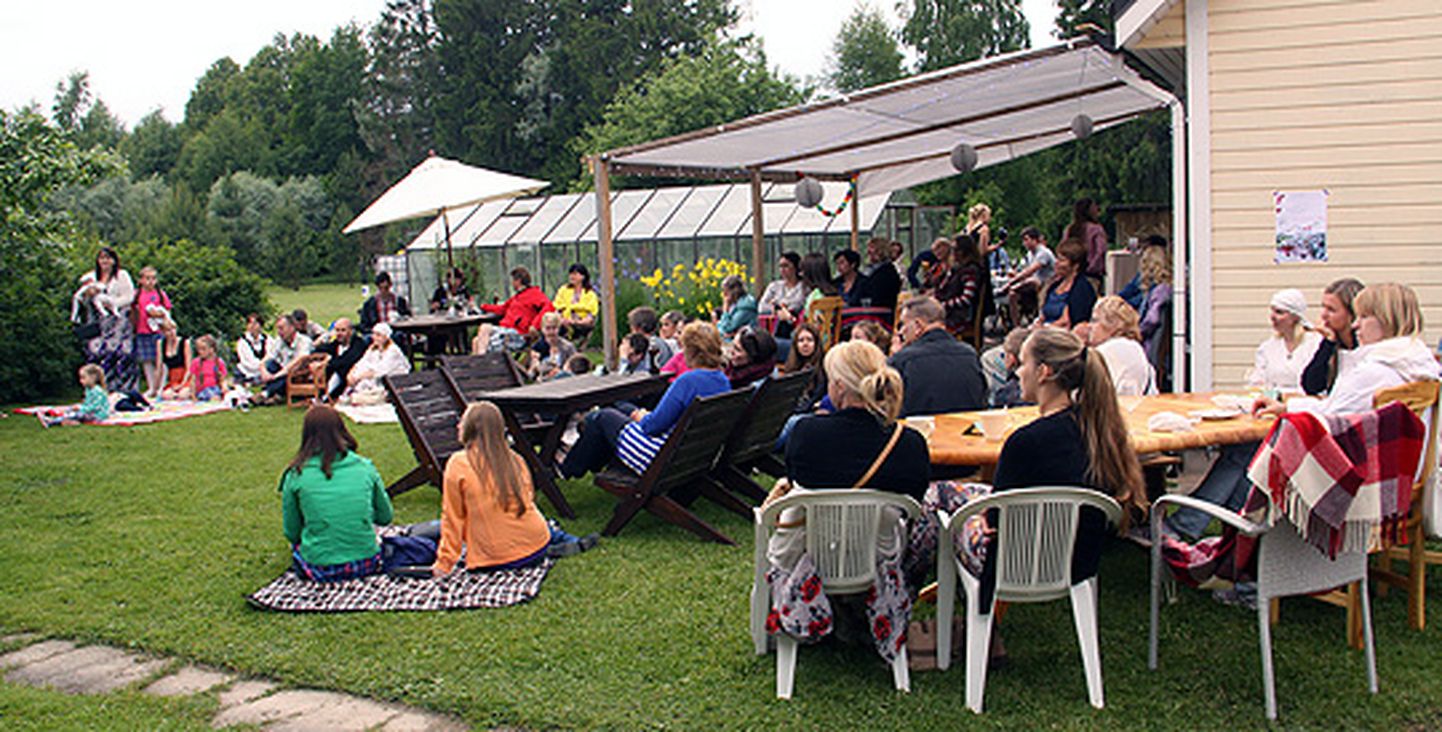 Pühapäev on Suure-Jaani muusikafestivali aiakohvikute päev. Pildil kuulavad Oja tänava kohvikulised kontserti.
