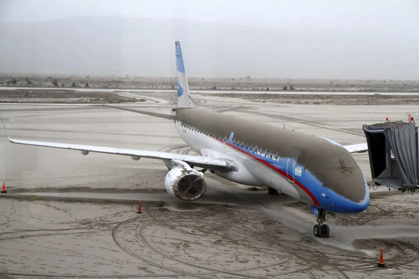 Аэропорт в аргентинской Патагонии накрыло облако пепла от чилийского вулкана.