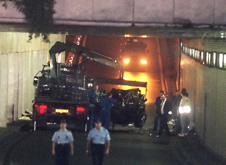 Vrakiks muutunud auto äraviimine Pont d'Alma tunnelist