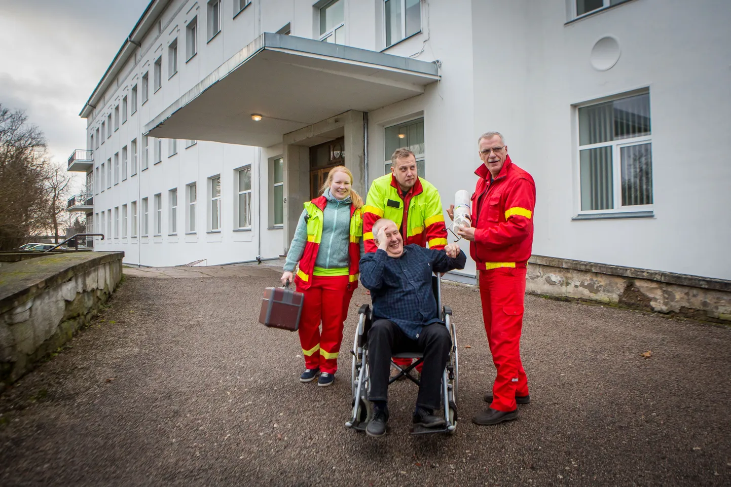 AJUTINE EMO: Kuressaare haigla kiirabimeeskond koosseisus Helena Liive, Andris Truu ja Jaan Oolu transpordivad patsiendiks kehastunud autotranspordikorraldajat Urmas Soiltsi.