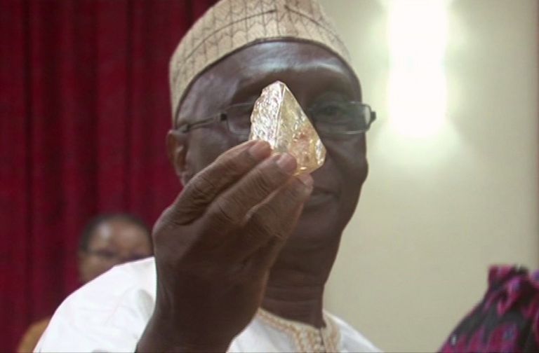 Sierra Leone kavandus-ja loodusressursside minister Alhaji Minkailu Mansaray näitamas leitud teemanti / Reuters/AFP/AP/SCANPIX