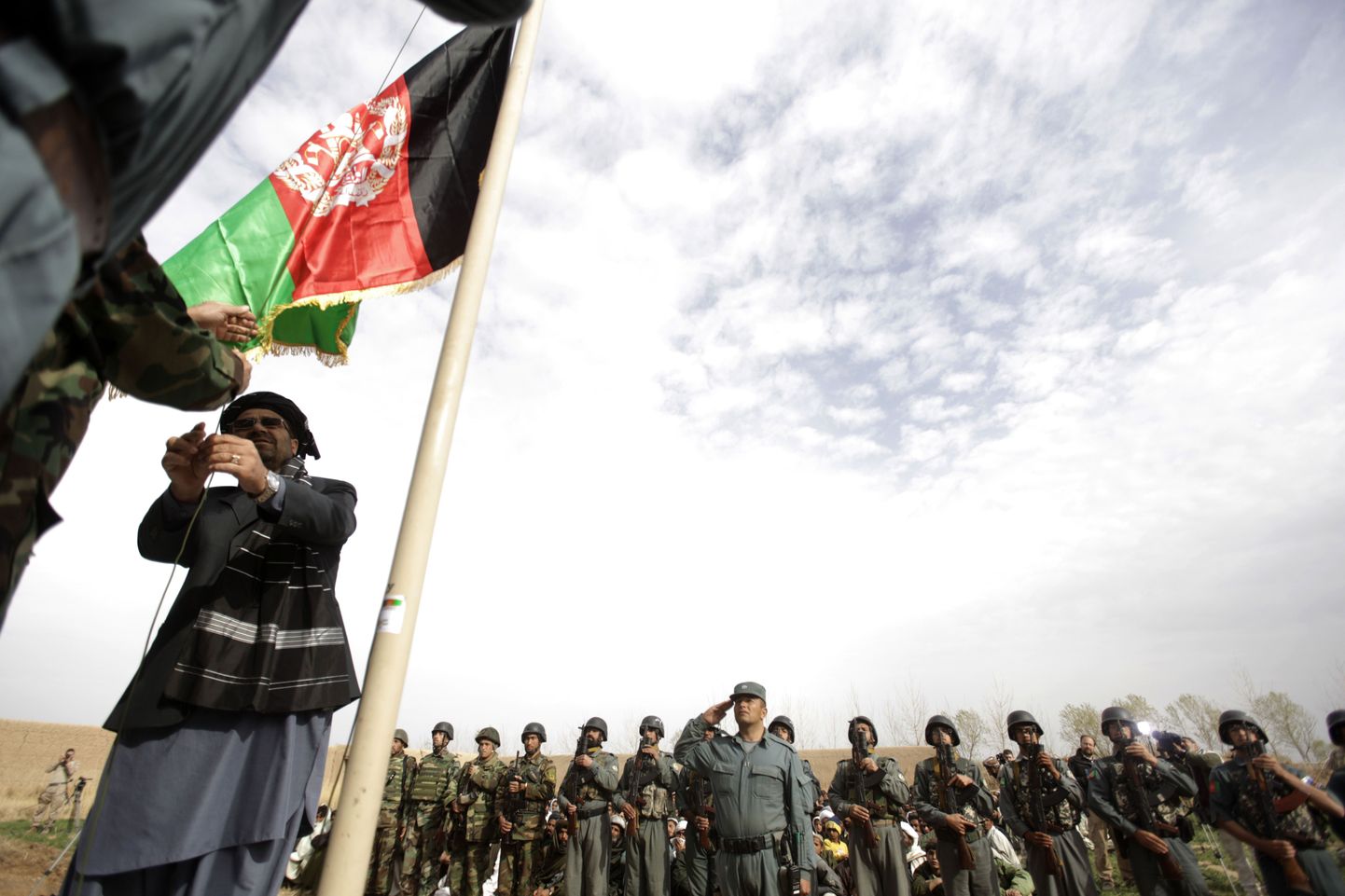 Helmandi provintsi tsiviilkuberner Gulab Mangal heiskamas Afganistani riigilippu Marjah' linnas.