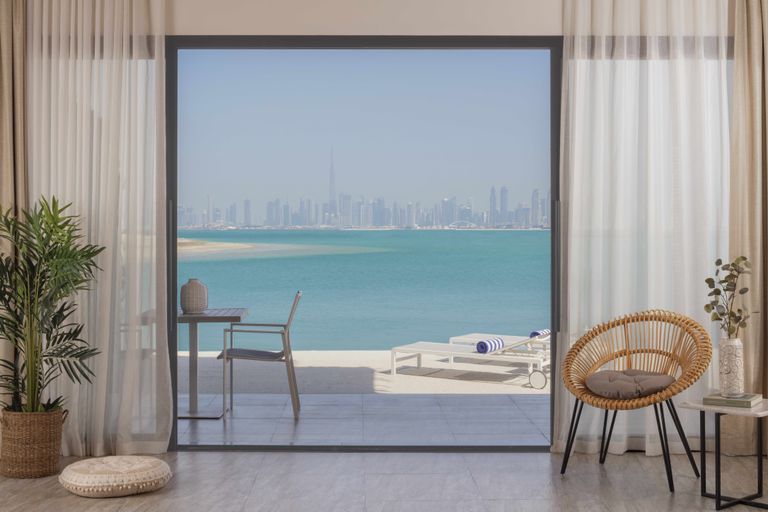 Dubaile resordist avanev vaade koos naabersaare killukesega.
