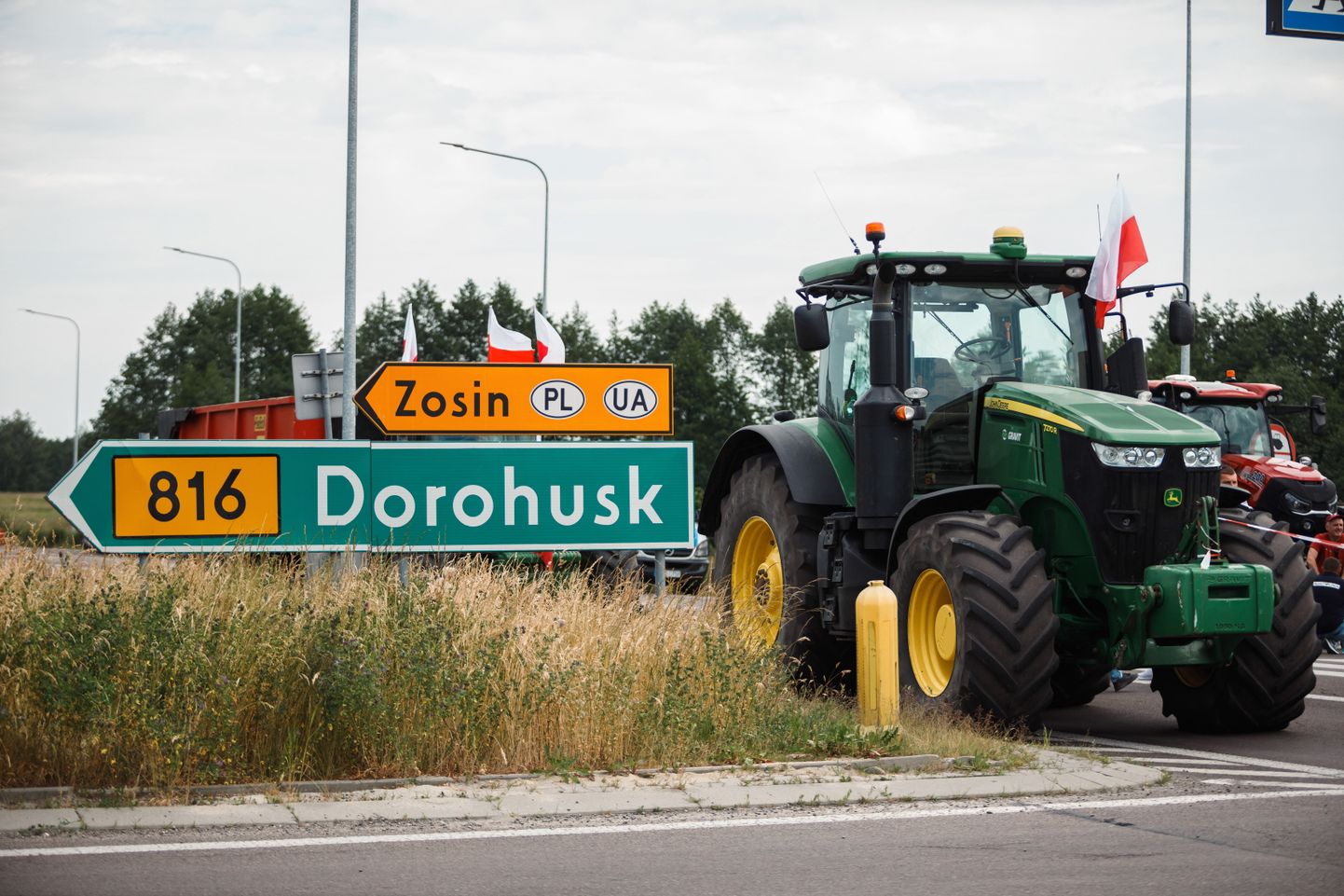 Poola põllumehed takistavad masinatega liiklust Poola ja Ukraina piiri lähedal Dorohuskis, et protestida Poola turule jõudva odavama Ukraina vilja vastu, 9. juunil 2023