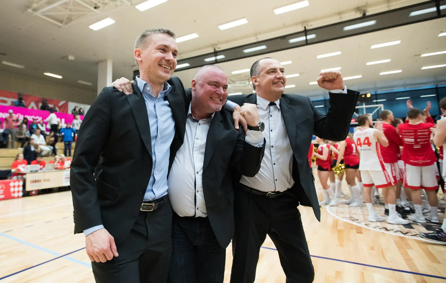 Õnnelikud mehed: Pärnu Sadama peatreener Heiko Rannula (vasakul), klubijuht Johan Kärp ja abitreener Kalle Kollin.