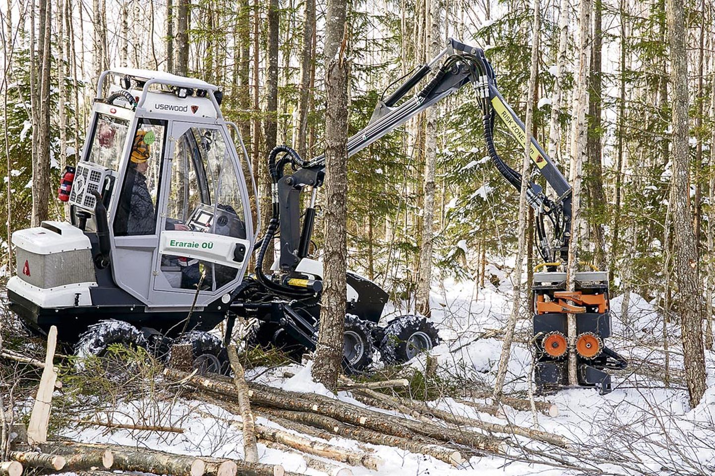 Miniharvester, mis Soome koostööpartnerite abiga on Kikeperas kokku pandud ja Pärnumaa metsades usinasti hooldusraiet teeb.