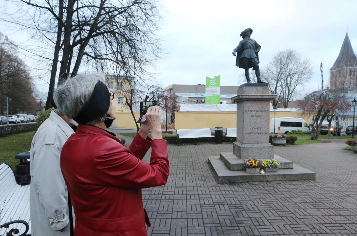 Kogu tseremoonia kestis vähem kui viis minutit, seejärel suunduti edasi kunstimuuseumi soojadesse ruumidesse.