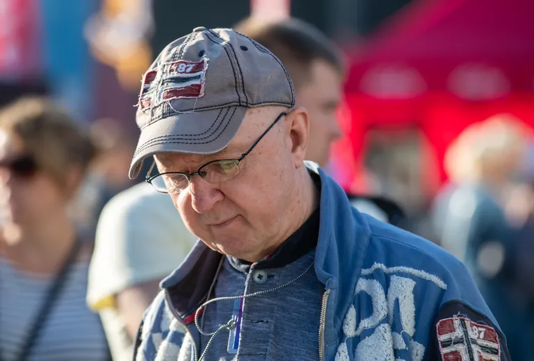 Olav Osolin liitus ka Peeter Oja kuningliku elustiili kriitikaga.