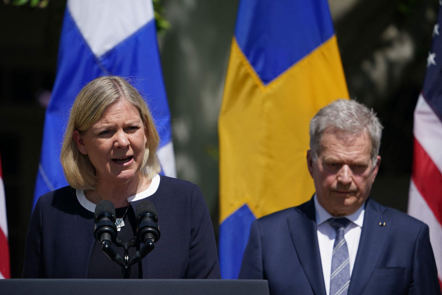 Rootsi peaminister Magdalena Andersson ja Soome president Sauli Niinistö Valge Maja roosiaias Washingtonis tänavu mais.