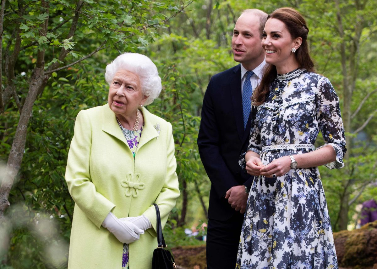 Kembridžas hercogiene rāda Lielbritānijas karalienei Elizabetei II un Lielbritānijas princim Viljamam dārzu, kuru viņa izstrādāja Čelsijas ziedu izstādē Londonā, 2019. gada 20. maijā.