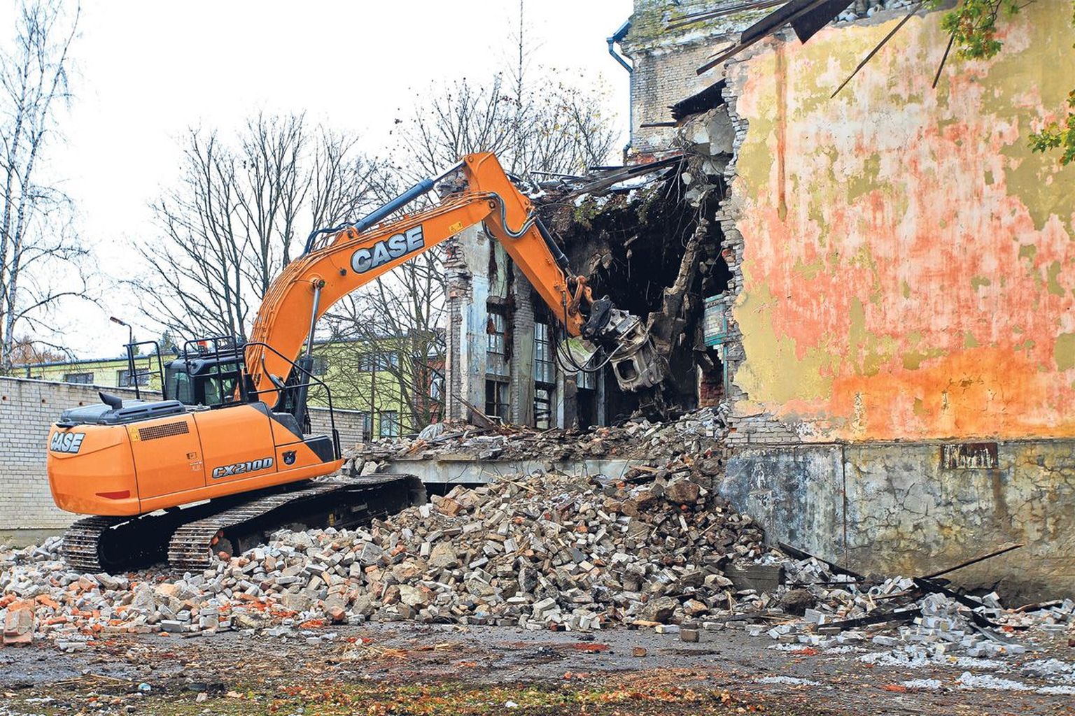 Peetri kooli majas algas amortiseerunud osade lammutamine.