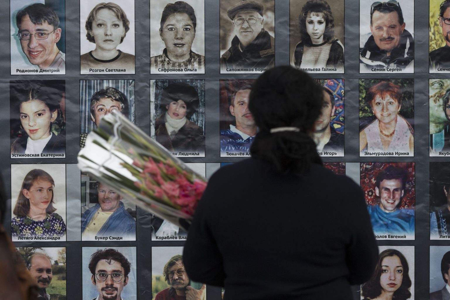 Naine mälestustahvli juures pantvangikriisi 15. aastapäeval.