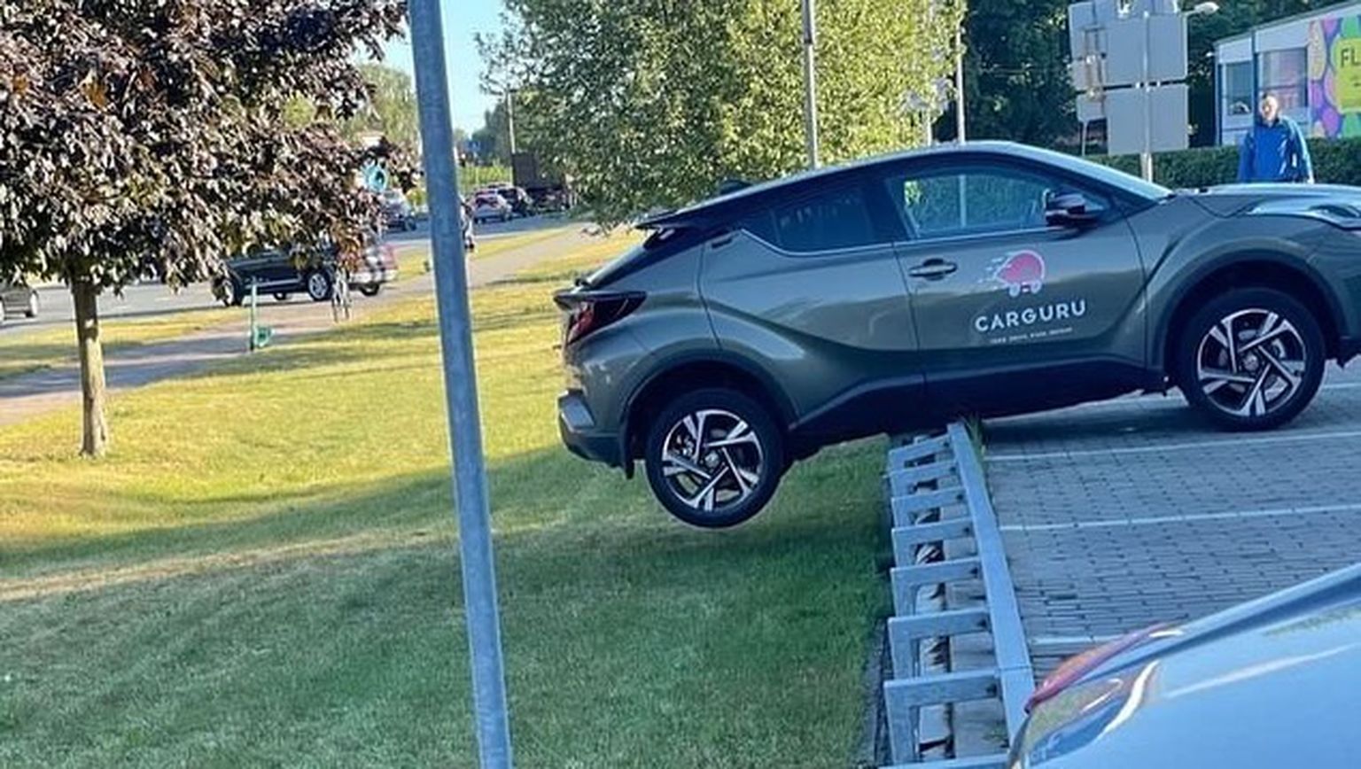 В Пурвциемсе водитель неудачно припарковал машину