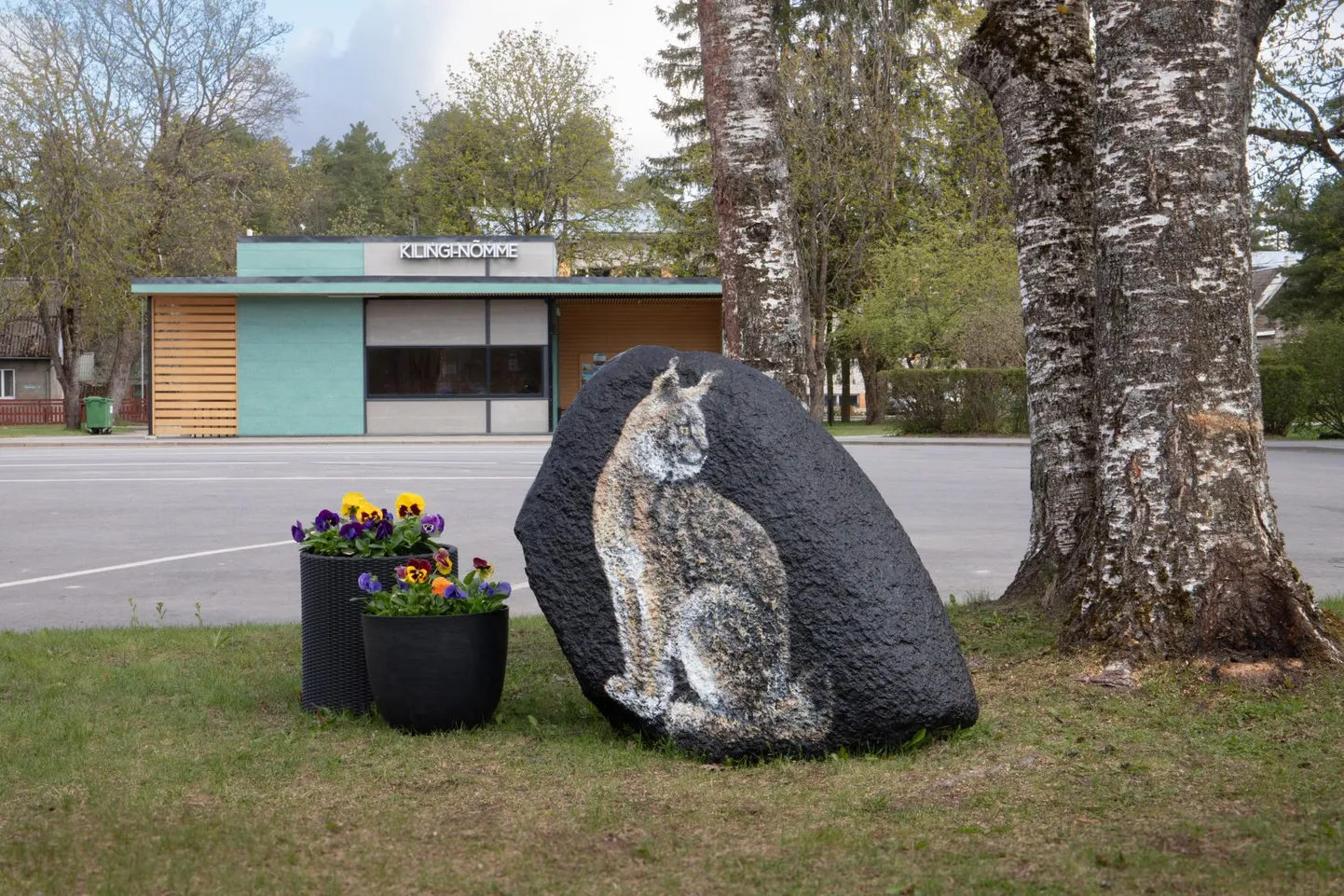 Kilingi-Nõmme bussijaama esisel haljasalal näeb kivil istuvat Saarde valla vapilooma ilvest.