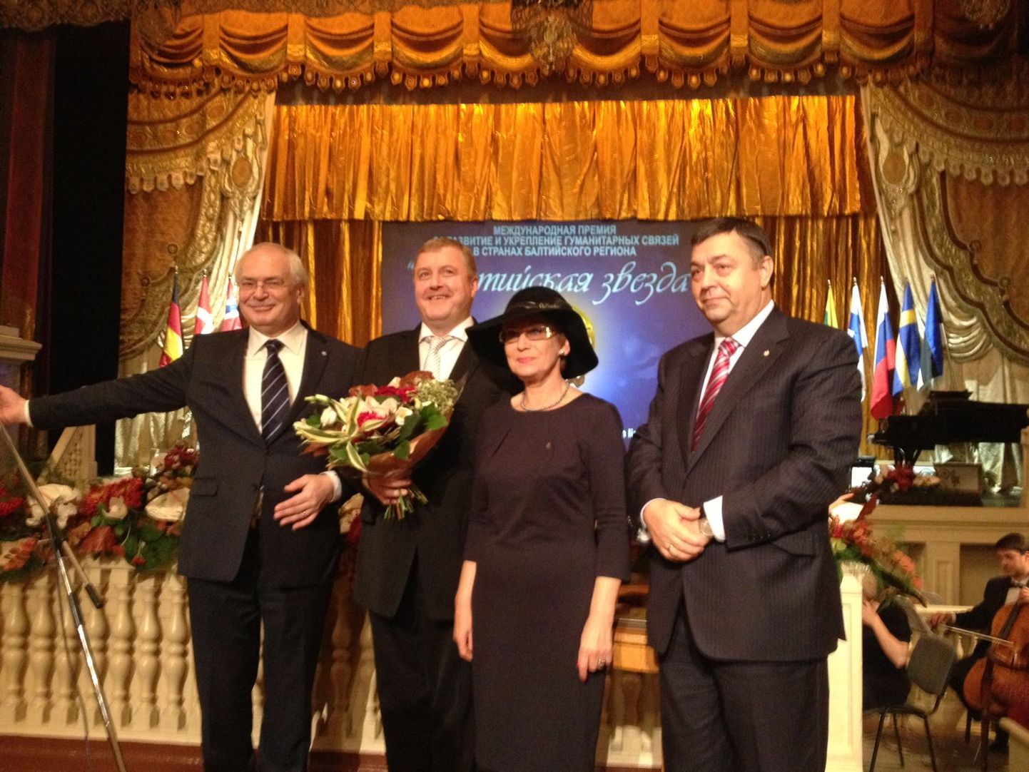 Peterburis Ermitaaži Teatris toimunud X Balti Tähe auhindade üleandmise tseremoonial anti Balti Tähe auhind Rahvusooper Estonia peadirektorile Aivar Mäele.