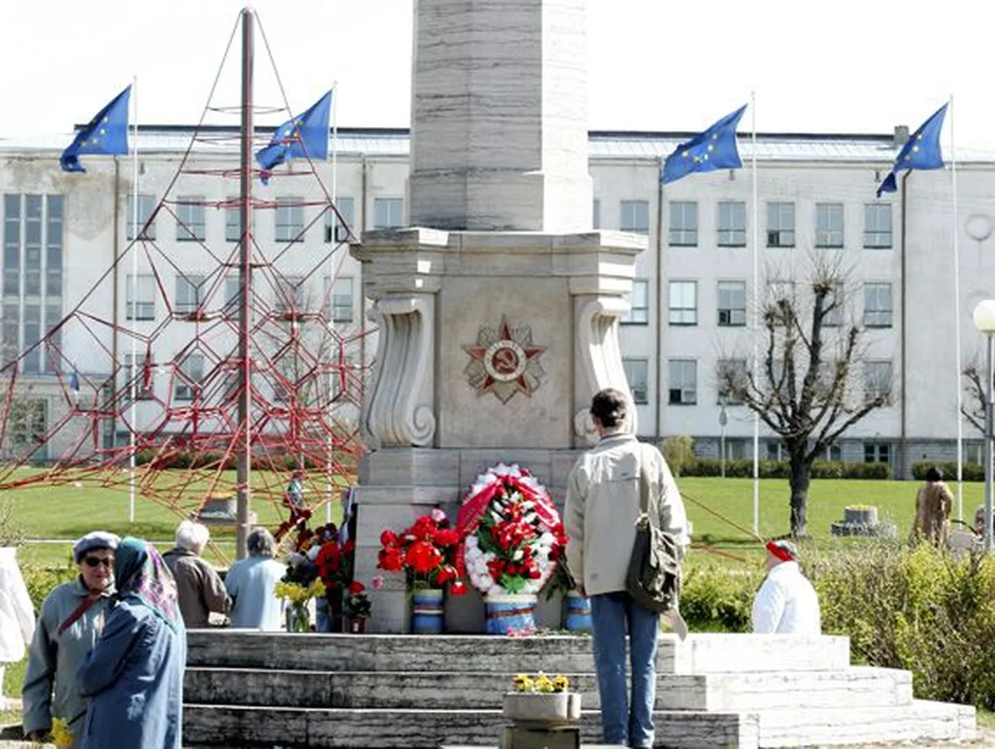9. mai tõi ausamba juurde meenutama ja muljeid jagama peamiselt vanemad inimesed, kes ise või kelle vanemad või vanavanemad osalesid ilmasõjas.