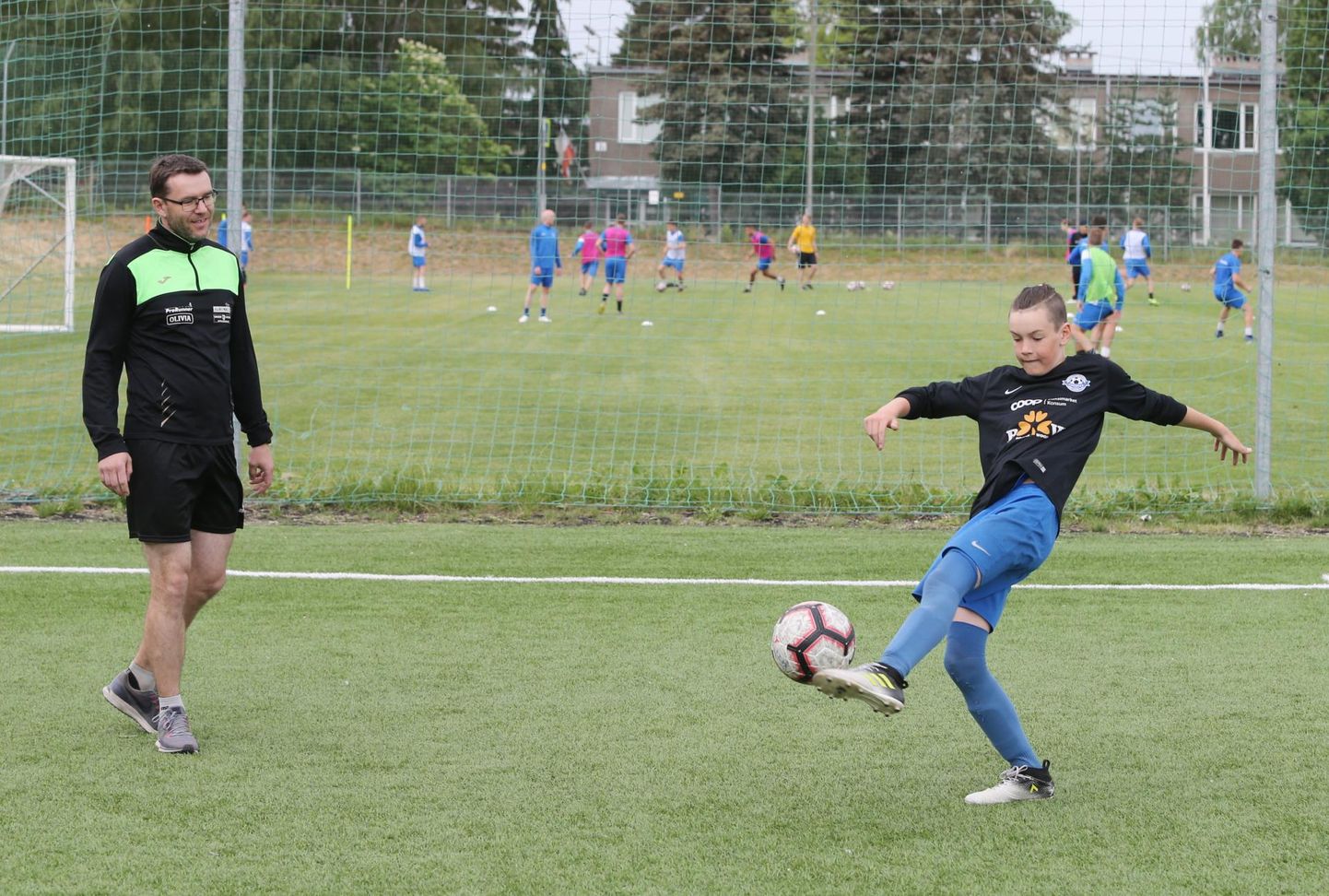 Kaks põlvkonda Tammekat: 1980. aasta treeningurühma kuulunud Kristjan ja 2007. aasta rühma poiss Kristofer Sahtel Sepa staadionil.