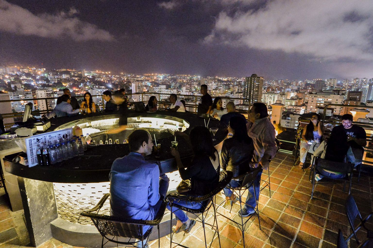Venezuela rikkurid naudivad elu Buddha Bari luksuslikul katuseterrassil. All-linnas kestab ränk majanduskriis.
