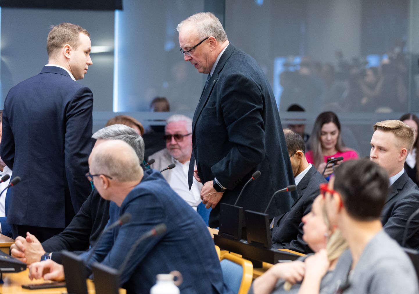 Tallinna linnavolikogu erakorraline istung, kõnepulti suundub EKRE fraktsiooni juht Mart Kallas.