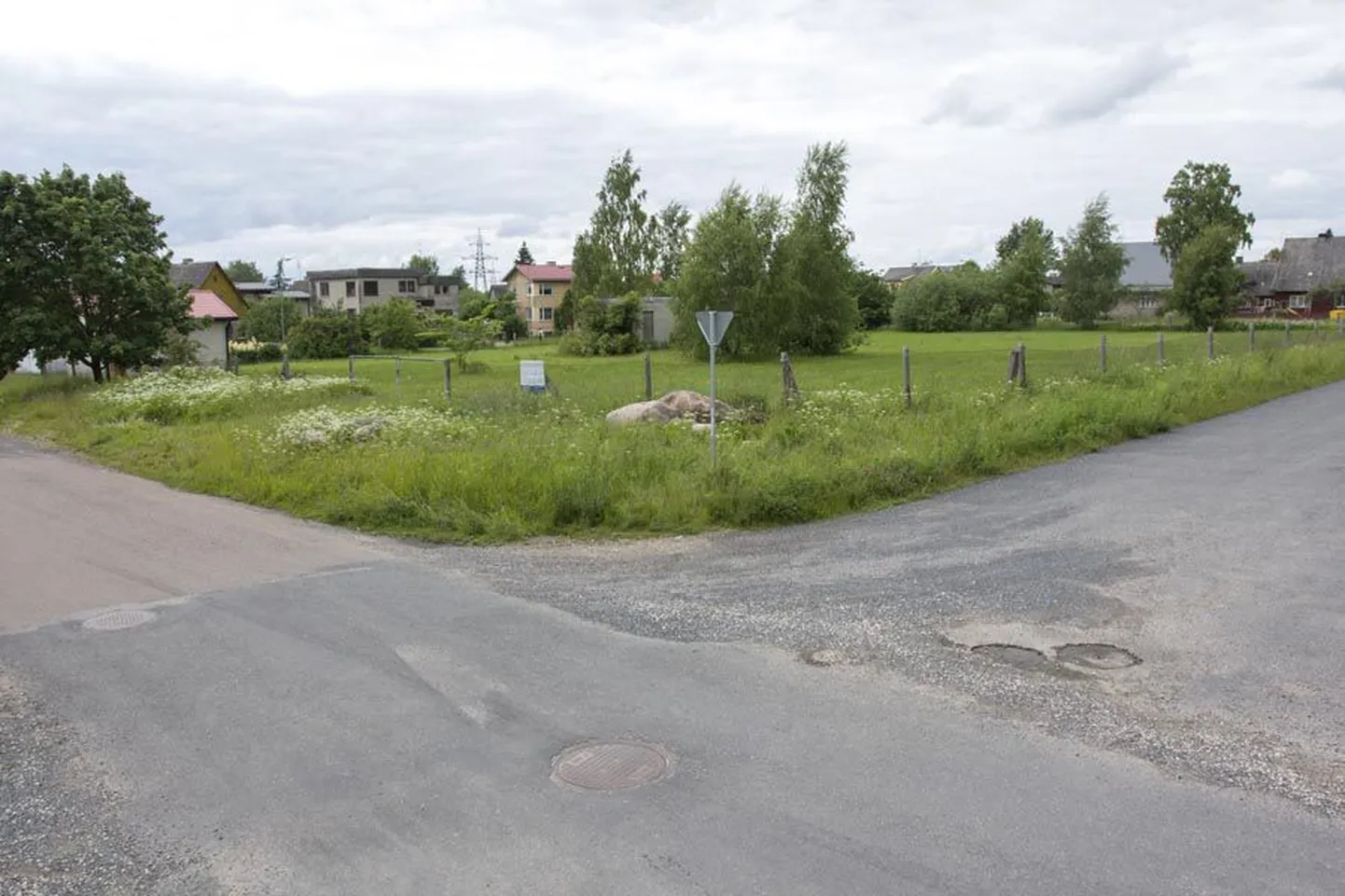 Ümbruskonna rahvas on saanud aastakümneid harjutada end sellega, et aadressil Näituse tänav 4b laiutab tühjus. Nüüd seisab aga krundi serval silt, mis teatab uue detailplaneeringu algatamisest.