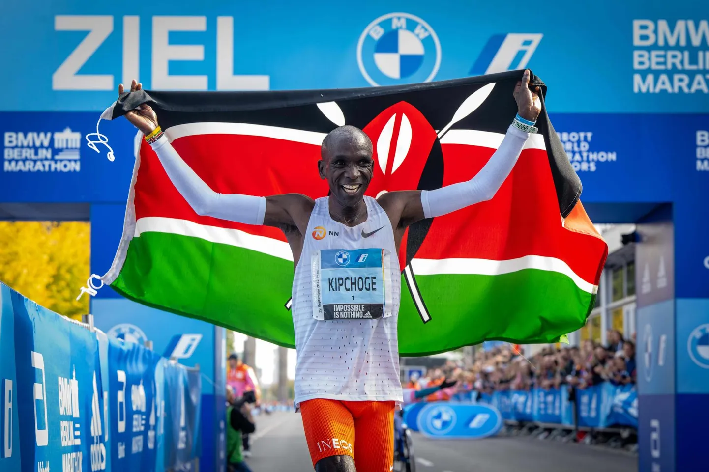 Eliud Kipchoge Berliini maratoni finišis.