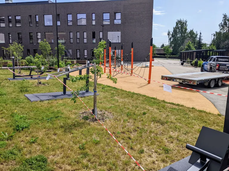 Välijõusaal asub Kõrveküla põhikooli ja spordihoone vahel.