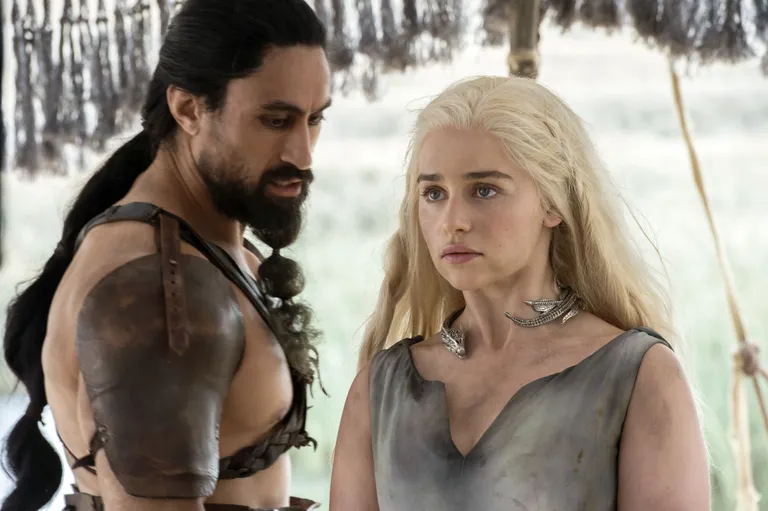 Kaader seriaalist «Troonide mäng» Pildil Joe Naufahu ja Emilia Clarke