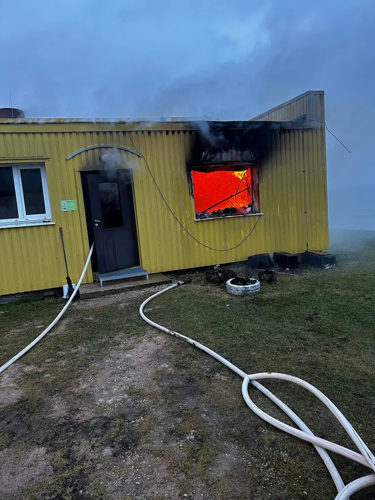 Päästjate saabudes olid leegid hoone akendest väljas.
