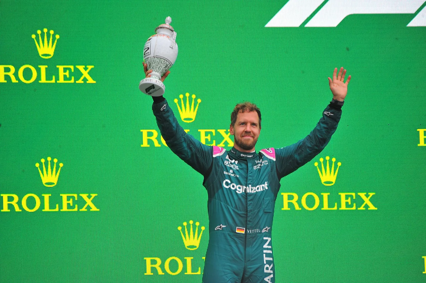 Aston Martini sõitja Sebastian Vettel sai küll Ungaris poodiumil seista ja teise koha karikat hoida, kuid võistluse järel võeti see talt ära.