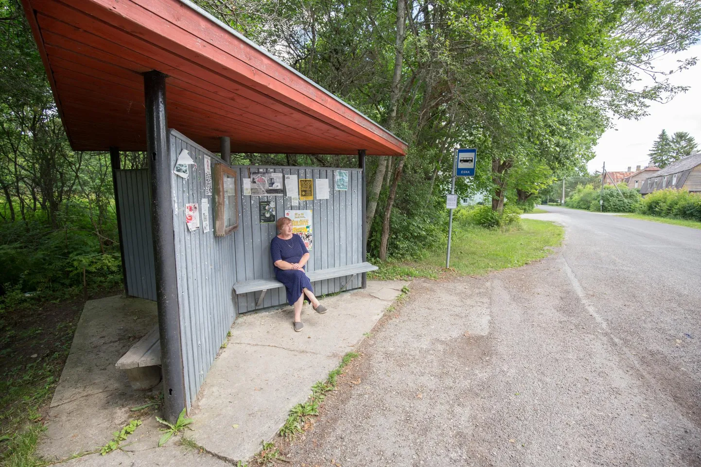 “Naabriplika” seriaalis on Esna bussipeatus üks olulisemaid tegevuspaiku, kus maailma asjad selgeks räägitakse. Esna Küla Seltsi juhatuse liige, kohalik hing Ene Mikk sündmuskohal.
