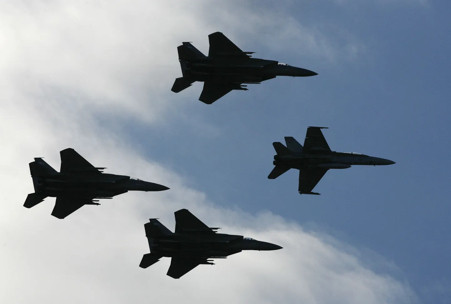 Üks F/A-18 Hornet ja kolm F-15C Eagle lennukit