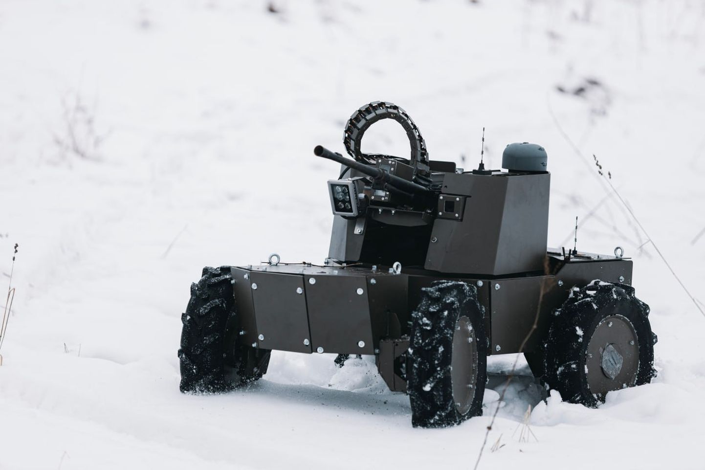 Selline näeb välja Ukrainas arendatav uus lahingurobot Ljut: väike, odav ja varustatud kaugjuhitava relvaga, mis suudab lahinguväljal vaenlasele palju ebamugavusi tekitada.
