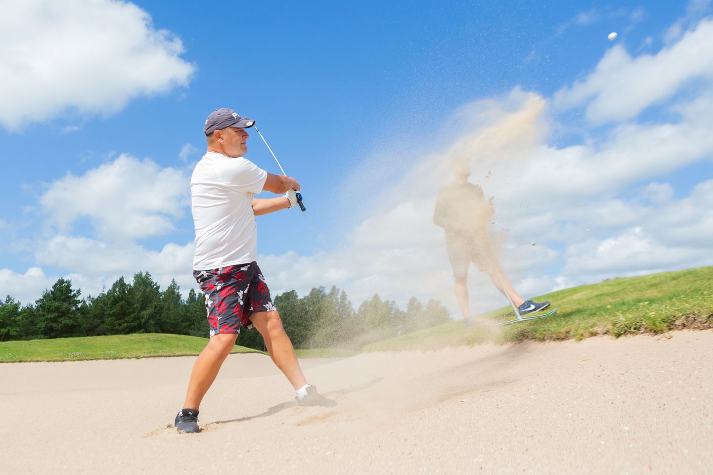 KONTROLLITUD JÕUPINGUTUS: Eile harjutas Gabriel Sepp Kuressaare golfiväljakul mänguelemente koos Anvar Mägiga.