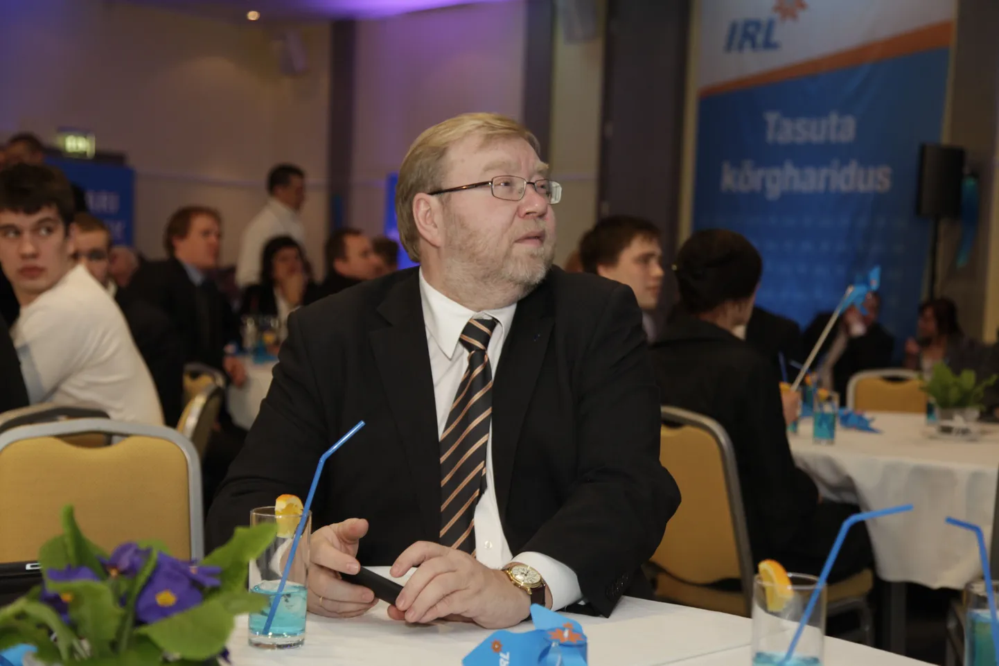 IRLi valimispidu hotellis Radisson. Tulemusi kiikab parteijuht Mart Laar.