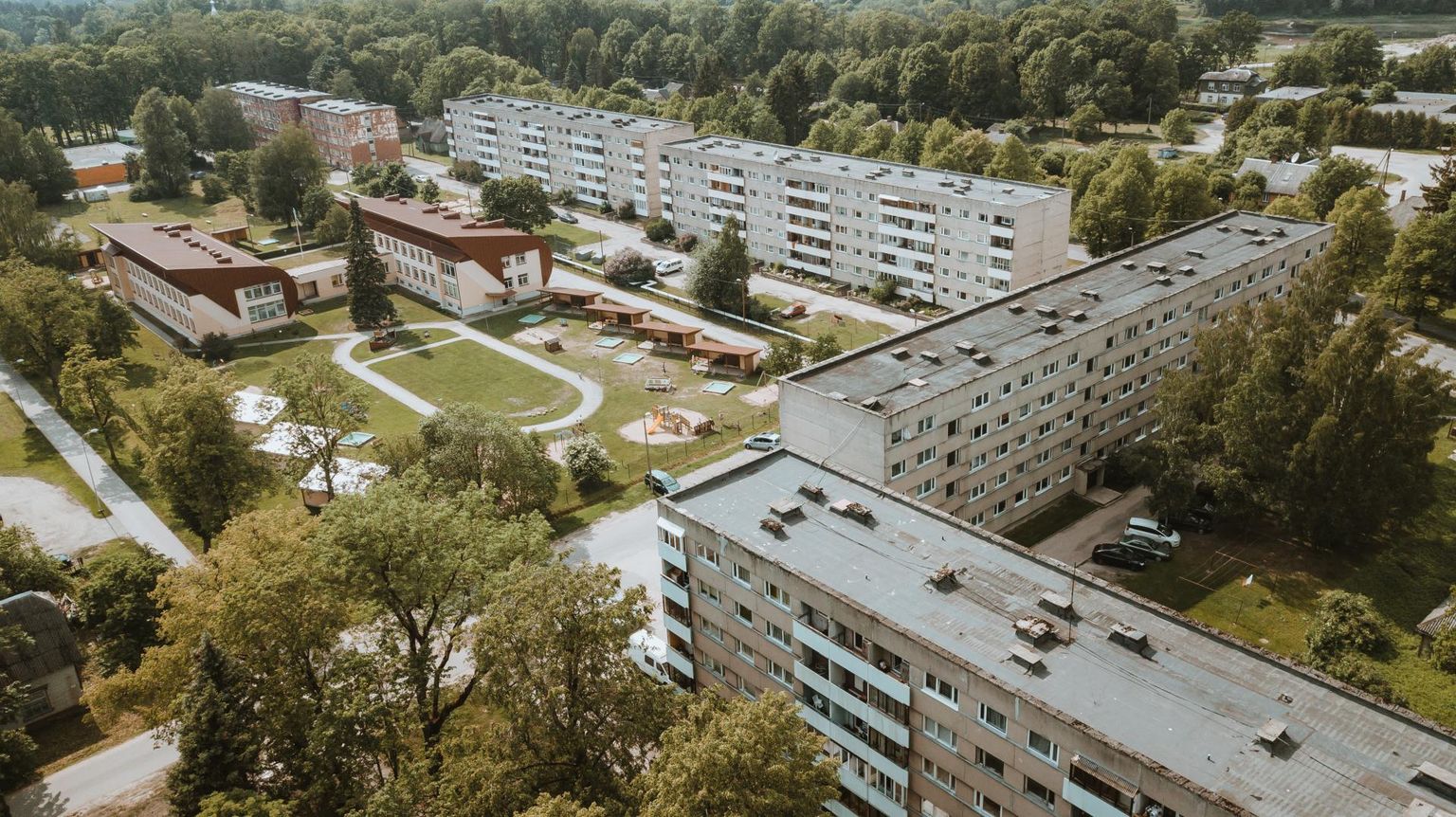 Sindis Tööstuse 2, Kooli 2b ja Pärnu maantee 39 ja 37 nõukogudeaegsed korterelamud on taotlenud KredExilt rekonstrueerimistoetust ja praeguse seisuga on nende taotlused nii-öelda rohelises tsoonis ehk on suur tõenäosus toetust saada.