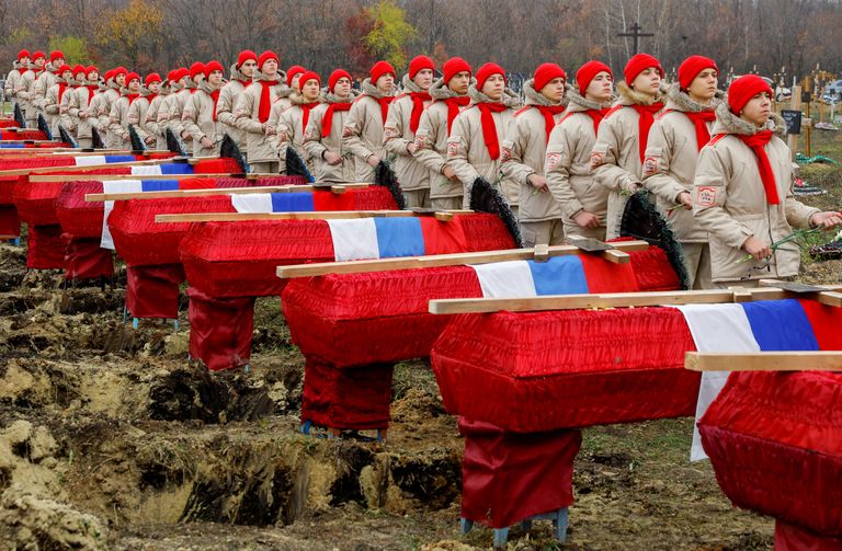 Участники молодежного военного движения Кремля "Юнармия", принимают участие в похоронах российских солдат, Луганск, Украина, 11 ноября 2022 года.